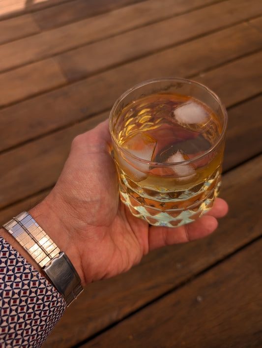 Bienvenue, prenez un verre et détendez-vous.